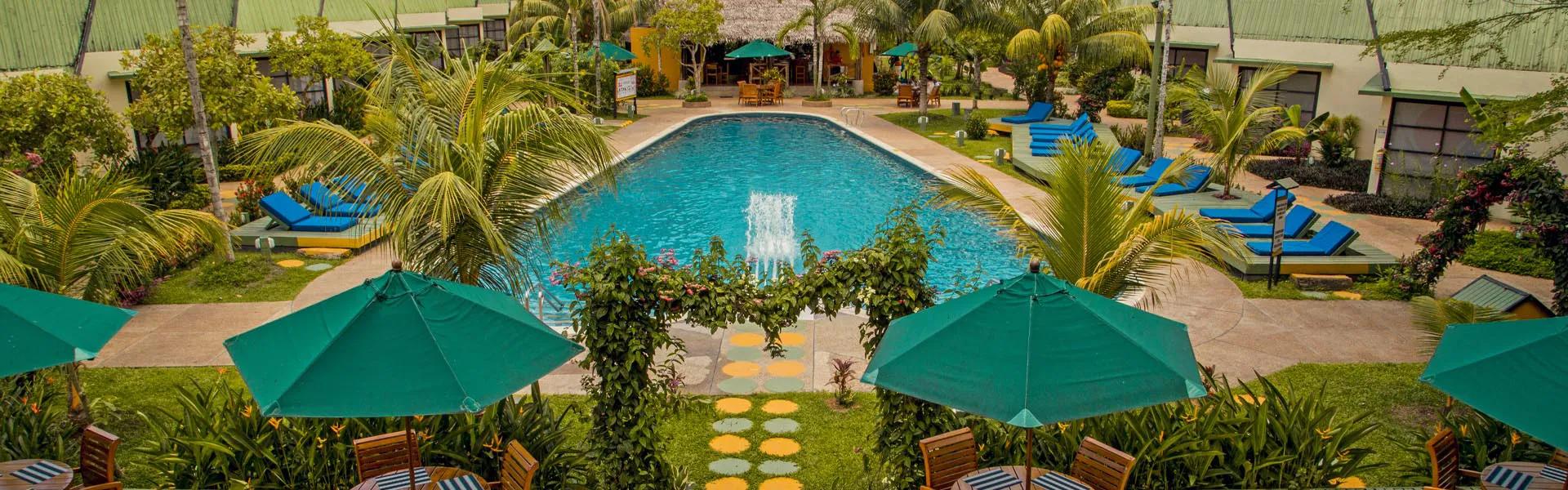 Hotel Decalodge Ticuna en el Amazonas con instalaciones rodeadas por la selva tropical colombiana