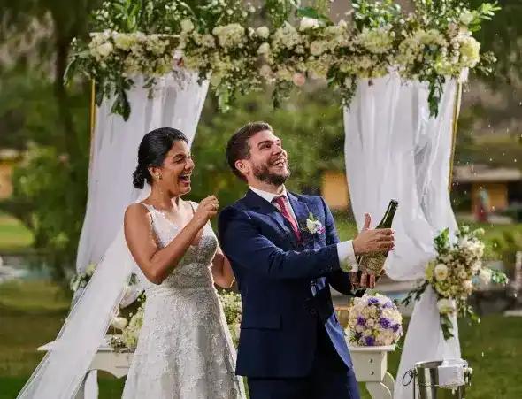 Decameron bodas todo incluido celebración en resorts Bodas en Decameron todo incluido con ceremonia al aire libre, arco floral y celebración en resort